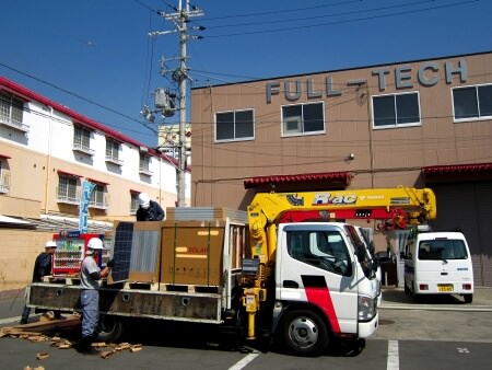 物流センター屋上に太陽光発電システムを設置風景