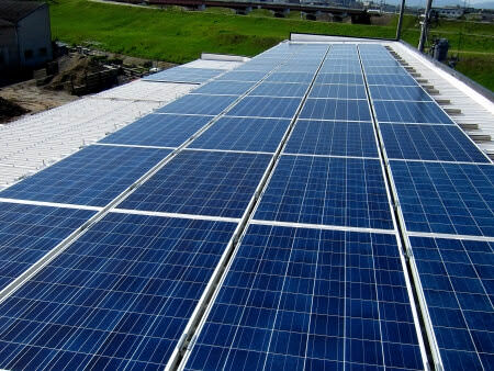 物流センター屋上に太陽光発電パネル設置工事施工時